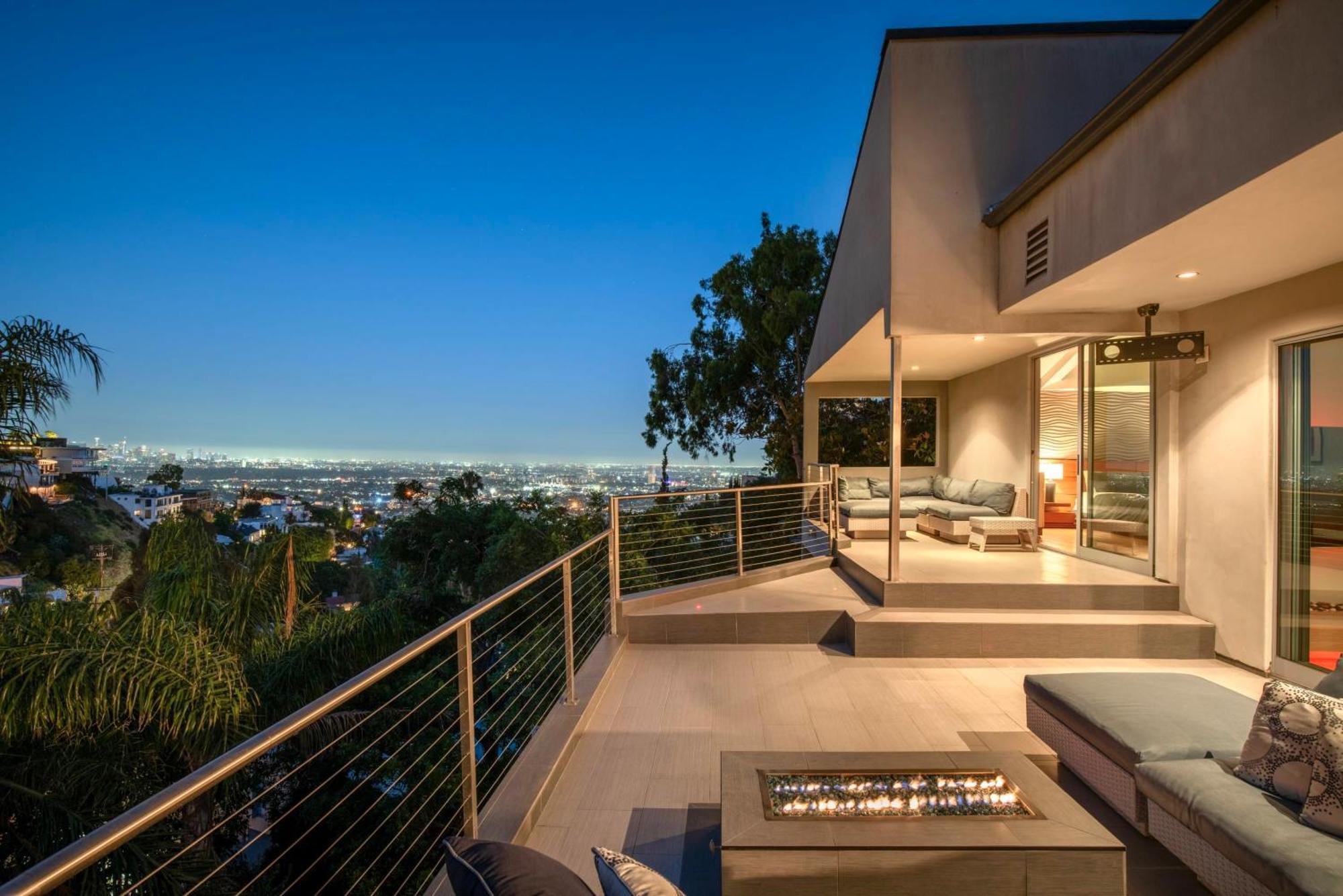 6mil 5br Sunset Strip Jetliner Oasis Holiday home *